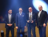 احتفالية bt100 تمنح "ماونتن فيو" جائزة.. ويتسلمها عمرو سليمان