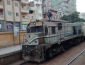 صور وابعت.. قارئ يرصد صعود ركاب على سطح قطار أبو قير بالإسكندرية