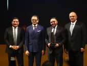 احتفالية bt100 تمنح جائزة لمجموعة العتال تسلمها أحمد العتال