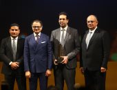 احتفالية bt100 تمنح "أورا للتطوير العقارى" جائزة.. ويتسلمها عمرو عبد المنعم