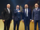 احتفالية bt100 تمنح جائزة لمجموعة "السويس للأسمنت" ويتسلمها خوسيه ماريا