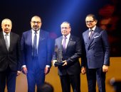 احتفالية bt100 تمنح جائزة لمجموعة المتحدة للصيادلة ويتسلمها محمد جلال