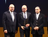 احتفالية bT100 تمنح جائزة للدكتور هشام حسين رئيس شركة Digi Print