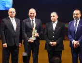 احتفالية bT100 تمنح جائزة لمحمد الرشيدي رئيس مجلس أمناء جامعة النهضة