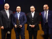 احتفالية bt100 تمنح جائزة لمحمد البدويهى مدير عام شركة المئوية للإعلان