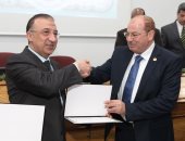 صور.. محافظ الاسكندرية يكرم قيادات الجهاز التنفيذى للتصدى لنوات الشتاء