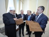 رئيس أوزباكستان يهدى الإمام الأكبر مخطوطًا نادراً من كتاب "الهداية" للميرغنانى