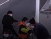 موقف إنسانى.. طفل يهدى عجوز صينى "كمامة" للوقاية من فيروس كورونا.. فيديو