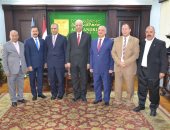 رئيس جامعة الإسكندرية يكرم قيادات المحافظة لمشاركتهم فى تجميل المجمع الرئيسى.. صور