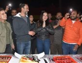 صناع مسلسل النهاية يحتفلون بعيد ميلاد إنجى علاء