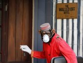 صور.. كمامة على هيئة قرد تغطى على المخاوف من كورونا فى بيت لحم