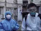 عمال النظافة يرتدون ملابس وقاية لجمع القمامة من منازل مدينة ووهان.. فيديو