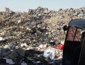 تراكم القمامة أمام مدرسة صلاح الدين الابتدائية في عزبة الهجانة