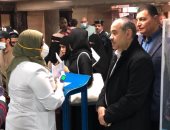 وزير الطيران يتابع إجراءات الفحص الطبى على الركاب بمطار القاهرة.. صور