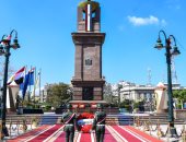 محافظ الإسكندرية يضع إكليل الزهور على النصب التذكاري للشهداء