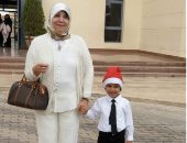 اليوم العالمى للمرأة.. قارئ يشارك بصورة شقيقته ويشكرها على احتضانها له منذ الطفولة