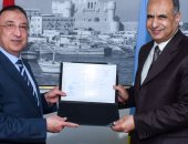 محافظ الإسكندرية يكرم سكرتير عام المحافظة خلال فترة عمله