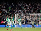 ريال مدريد يتلقى خسارة قاتلة أمام بيتيس ويمنح برشلونة صدارة الليجا.. فيديو