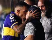 تيفيز يحتفل بلقب الدوري الأرجنتيني بقبلة على شفاة مارادونا وسجدة.. صور