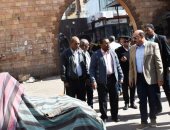 محافظ أسوان يوجه بنقل الباعة الجائلين للسويقات الجديدة بالسوق السياحى.. صور