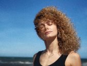 كيرلى باللون الذهبى.. نجمة La Casa De Papel فى صورة جديدة قبل الموسم الجديد