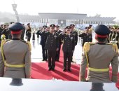 السيسي ينيب وزير الدفاع بوضع إكليل الزهور على النصب التذكارى فى يوم الشهيد