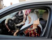 مسنة فلسطينية تبلغ من العمر 76 عاماً تتعلم قيادة السيارات لأول مرة