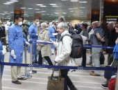 شاهد كيف يتم فحص الأفواج السياحية بمطار الأقصر  بعد اكتشاف حالات مصابة بكورونا