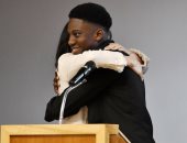 طالب يعتذر للأمير هارى بسبب عناقه لميجان: "لم أستطع مقاومة جمالها".. فيديو وصور