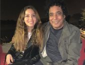 فيديو وصور.. الكينج محمد منير مع جميلة عوض فى أسوان