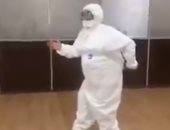 كورونا جننها.. طبيبة ترقص على "صائدو الأشباح" خلال فحص مسافرين بمطار روسى