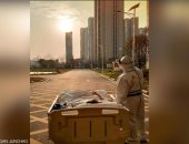 الشمس تمنح القوة لطبيب ومريض كورونا فى ووهان.. صورة أثارت إعجاب النشطاء