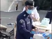 فيديو.. شرطى كويتى يوزع المياه على العمالة المصرية أثناء فحصهم بمركز طبى