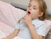 اعراض الالتهاب الرئوى عند الأطفال سعال شديد وحمى