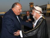 وزير الخارجية يصل إلى سلطنة عمان حاملا رسالة من الرئيس السيسى.. صور