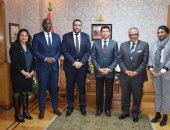 جلسة بين وزير الرياضة ومسئولى "كاف" بحضور الجناينى 