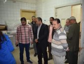 رئيس مدينة أبو قرقاص بالمنيا يتفقد المستشفى العام وغرف العزل بها.. صور