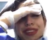 ممرضة إيرانية تنهار من البكاء لوفاة 100 مواطن أمامها بفيروس كورونا.. فيديو