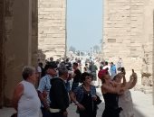 صور.. "الأقصر آمنة".. إقبال كثيف للأفواج السياحية على المعابد 
