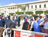جولة مفاجئة لرئيس جامعة القاهرة للتأكد من استخدام الكواشف الطبية.. صور