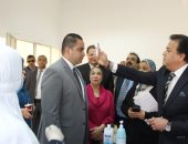 صور.. وزير التعليم العالى يوجه بتوفير الكمامات والمطهرات أمام الكليات مجانا
