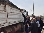 صور.. محافظ أسيوط يسحب رخص سيارة نقل تتطاير منها المخلفات وإحالتها للمرور