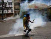 إطلاق الغاز المسيل للدموع ضد المتظاهرين المعارضين للرئيس مادورو فى كاراكاس