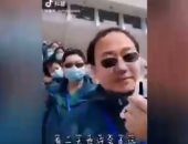 أطباء مستشفى صينى يخلعون كماماتهم بعد انتهاء مهامهم فى مدينة ووهان.. فيديو