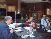 محافظ المنيا يتابع مع مسئولى الصحة الإجراءات الاحترازية للوقاية من الأمراض