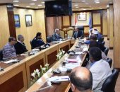 محافظ أسوان يجتمع بالتنفيذيين استعداداً لمواجهة تغييرات الطقس.. صور