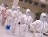 طواقم طبية بالصين يرقصون احتفالا بتعافى مرضى كورونا بمستشفى ووهان