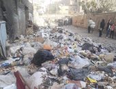 "سيبها علينا".. أهالى محور موسسة الزكاة يشتكون من تراكم القمامة أمام كوبرى عزبة النخل