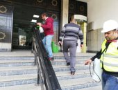 أحياء القاهرة تواصل تعقيم الدواوين العامة للوقاية من كورونا.. صور