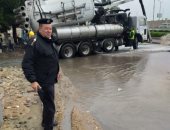 "المرور" يتصدى لموجة الطقس السيئ تحت الأمطار.. غلق 13 طريقا صحراويا بسبب انعدام الرؤية نتيجة العاصفة الترابية.. وتحذيرات من السرعات الزائدة وعدم الالتزام بقرارات غلق المحاور.. صور